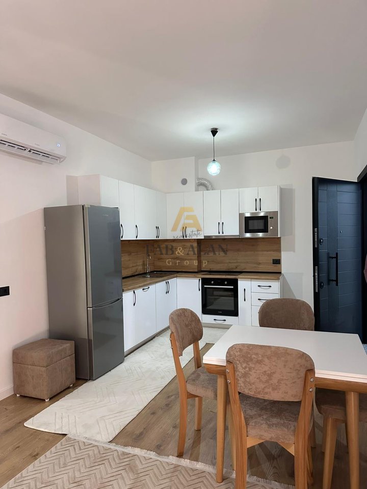 Jepet me qera apartament 2+1 + post parkimi në Rezidencën Hallaci 1, Paskuqan.

Apartamenti ndodhet në katin e 5 të një pallati me ashensor, me një sipërfaqe prej 105 m² dhe organizohet në sallon të bollshëm me kuzhinë, 2 dhoma gjumi, tualet dhe ballkon. Ambienti është i ndriçuar natyralisht dhe ofron komoditet maksimal për jetesë familjare.

Në çmim përfshihet edhe posti i parkimit.

💰 Qiraja: 600€/muaj
📍 Vendndodhja: Rezidenca Hallaci 1, Paskuqan

Pranohen vetëm familjarë.