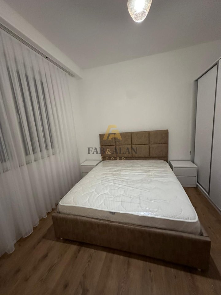 Jepet me qera apartament 2+1 + post parkimi në Rezidencën Hallaci 1, Paskuqan.

Apartamenti ndodhet në katin e 5 të një pallati me ashensor, me një sipërfaqe prej 105 m² dhe organizohet në sallon të bollshëm me kuzhinë, 2 dhoma gjumi, tualet dhe ballkon. Ambienti është i ndriçuar natyralisht dhe ofron komoditet maksimal për jetesë familjare.

Në çmim përfshihet edhe posti i parkimit.

💰 Qiraja: 600€/muaj
📍 Vendndodhja: Rezidenca Hallaci 1, Paskuqan

Pranohen vetëm familjarë.