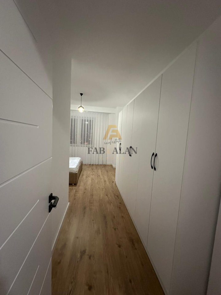 Jepet me qera apartament 2+1 + post parkimi në Rezidencën Hallaci 1, Paskuqan.

Apartamenti ndodhet në katin e 5 të një pallati me ashensor, me një sipërfaqe prej 105 m² dhe organizohet në sallon të bollshëm me kuzhinë, 2 dhoma gjumi, tualet dhe ballkon. Ambienti është i ndriçuar natyralisht dhe ofron komoditet maksimal për jetesë familjare.

Në çmim përfshihet edhe posti i parkimit.

💰 Qiraja: 600€/muaj
📍 Vendndodhja: Rezidenca Hallaci 1, Paskuqan

Pranohen vetëm familjarë.