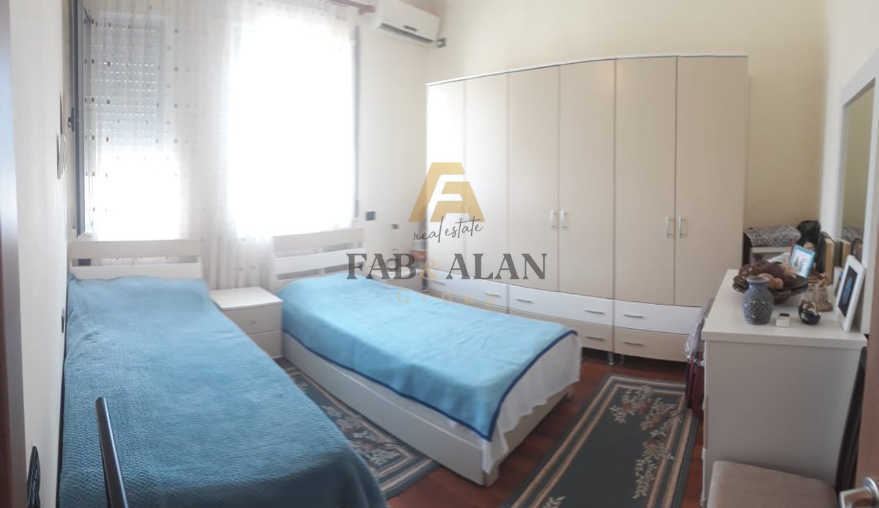 In affitto appartamento 1+1 a Pazari i Ri, con una superficie di 60 m², situato al 7° piano (ultimo piano) di un edificio costruito circa 10 anni fa, con ascensore.

L'appartamento è arredato e dotato di tutti gli elettrodomestici necessari: cucina completa, frigorifero, forno + piano cottura, microonde, lavastoviglie e lavatrice. Dispone inoltre di 2 condizionatori d'aria e impianti sanitari di qualità.

Affitto: 800€ netti/mese.