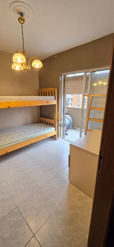Apartament 3+1 për Shitje në Rrugën Brrakë, Pranë Fakultetit të Shkencave  Çmimi: 195,000 €