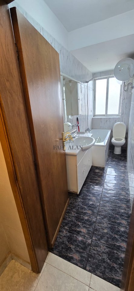 Apartament 3+1 për Shitje në Rrugën Brrakë, Pranë Fakultetit të Shkencave  Çmimi: 195,000 €
