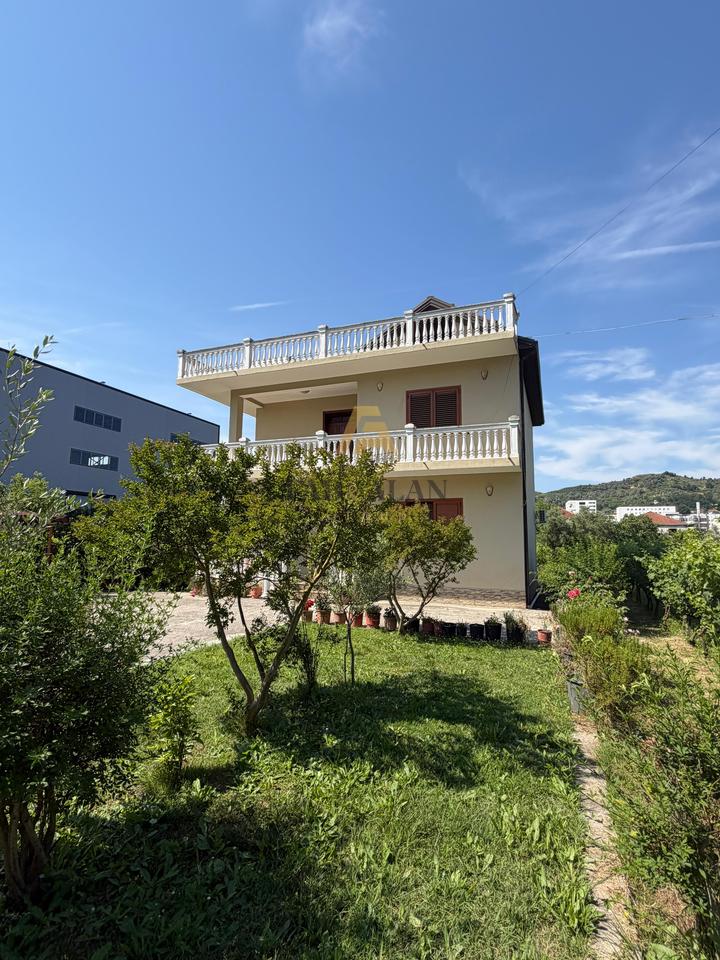 Villa privata su 3 piani in vendita con 4000 m2 di terreno