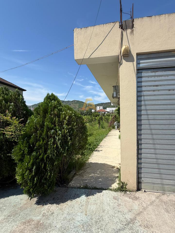 Villa privata su 3 piani in vendita con 4000 m2 di terreno