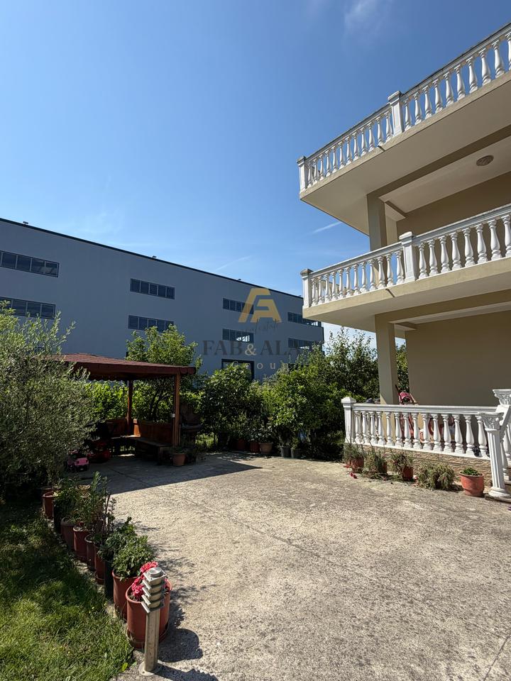 Villa privata su 3 piani in vendita con 4000 m2 di terreno
