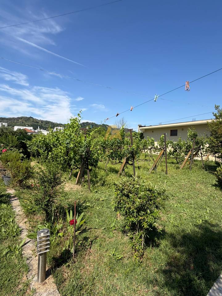 Villa privata su 3 piani in vendita con 4000 m2 di terreno
