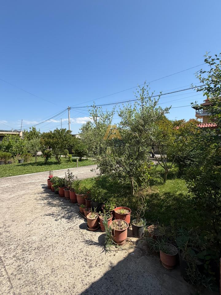 Villa privata su 3 piani in vendita con 4000 m2 di terreno