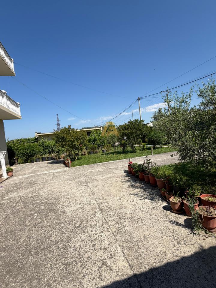 Villa privata su 3 piani in vendita con 4000 m2 di terreno
