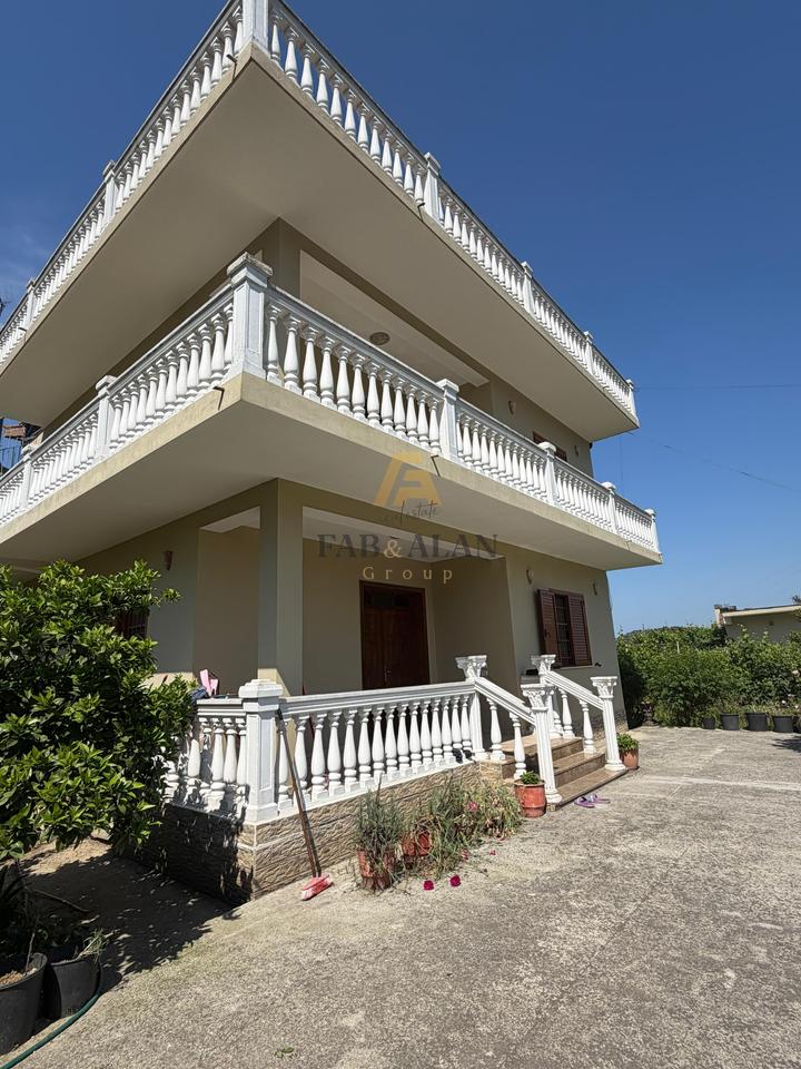 Villa privata su 3 piani in vendita con 4000 m2 di terreno