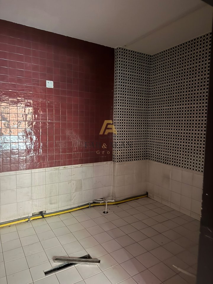 Negozio in Affitto nel Complesso Delijorgji, Tirana - 2500€ | 73.1 m²