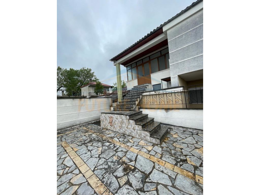 Shitet, Apartament 2+1, Lagjia 10, Korçë