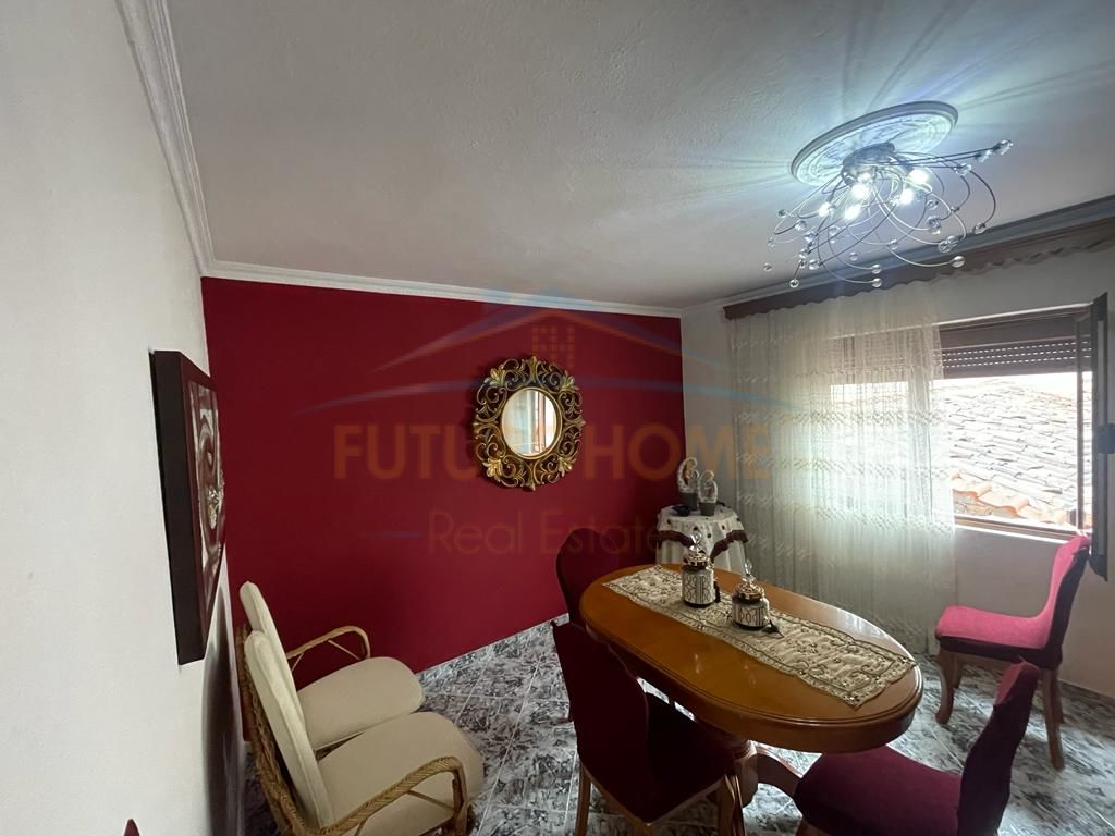 Shitet, Apartament 2+1, Lagjia 10, Korçë