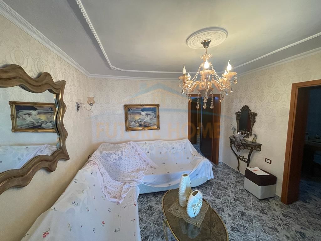 Shitet, Apartament 2+1, Lagjia 10, Korçë