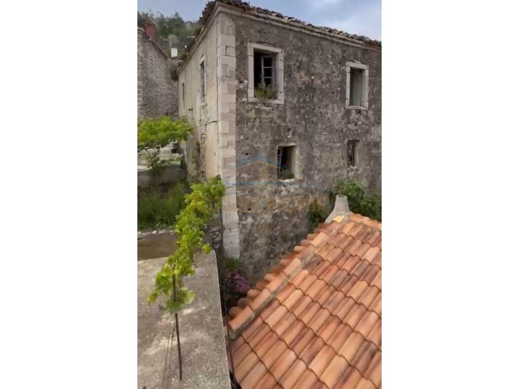 Shitet, Shtëpi e vjetër guri,  Fshati Qeparo.