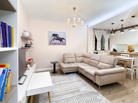 Shitet, Vilë 4-katëshe, Shkolla e Kuqe, Tiranë.