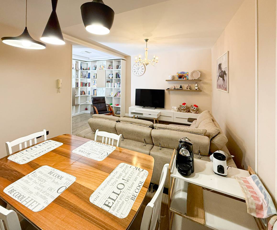 Shitet, Vilë 4-katëshe, Shkolla e Kuqe, Tiranë.