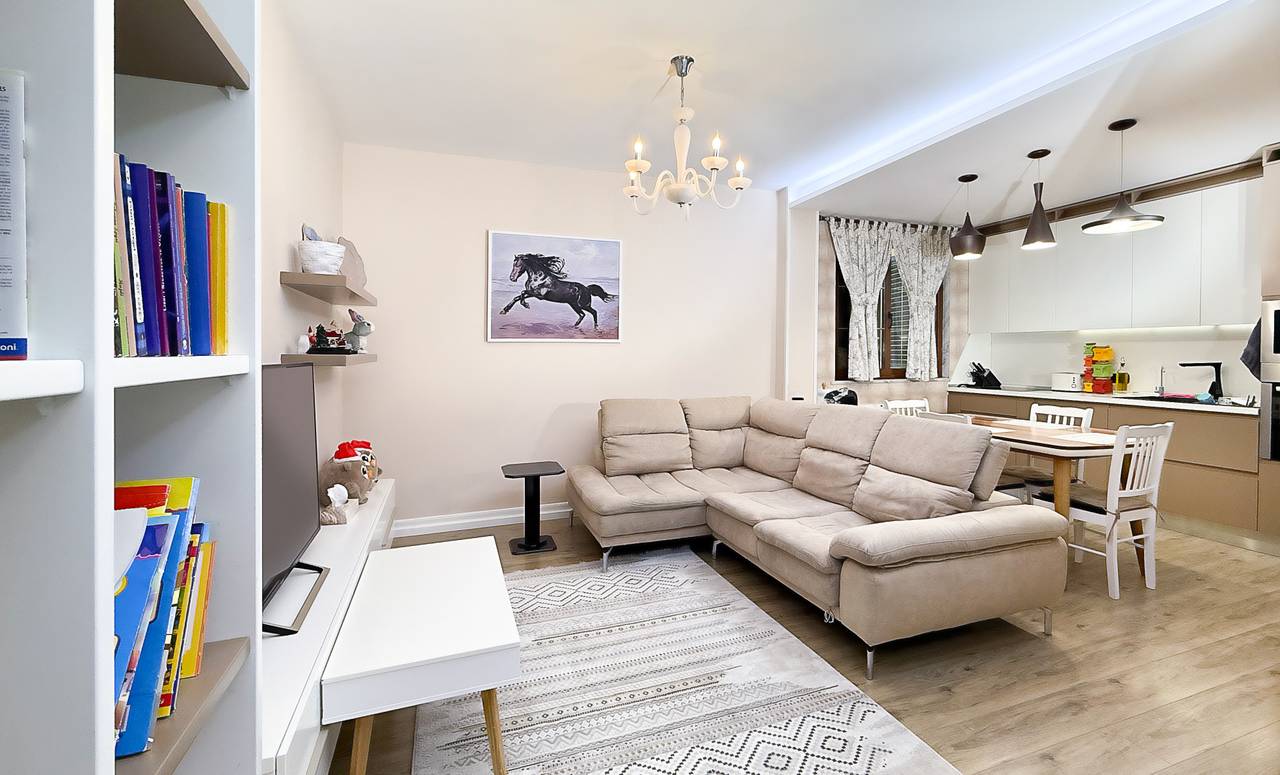 Shitet, Vilë 4-katëshe, Shkolla e Kuqe, Tiranë.