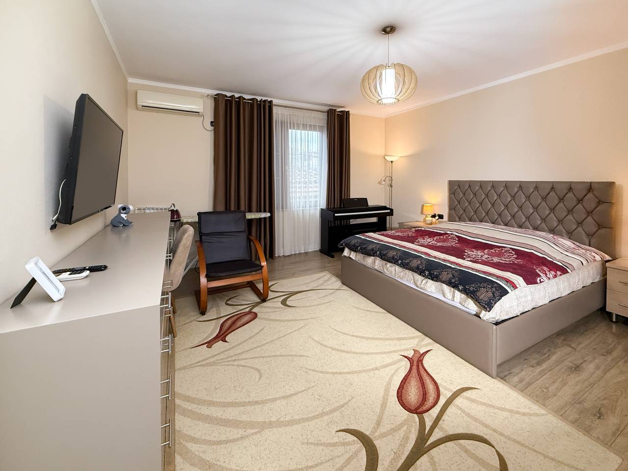 Shitet, Vilë 4-katëshe, Shkolla e Kuqe, Tiranë.