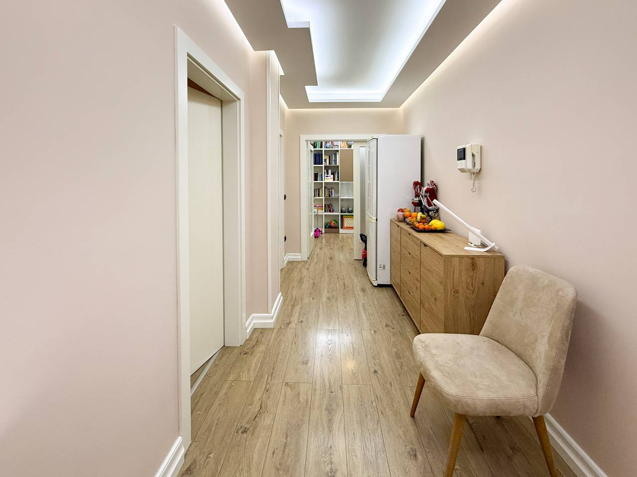 Shitet, Vilë 4-katëshe, Shkolla e Kuqe, Tiranë.