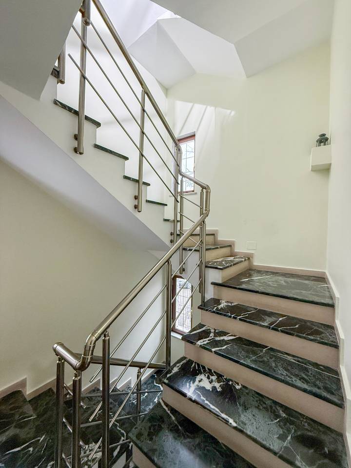 Shitet, Vilë 4-katëshe, Shkolla e Kuqe, Tiranë.