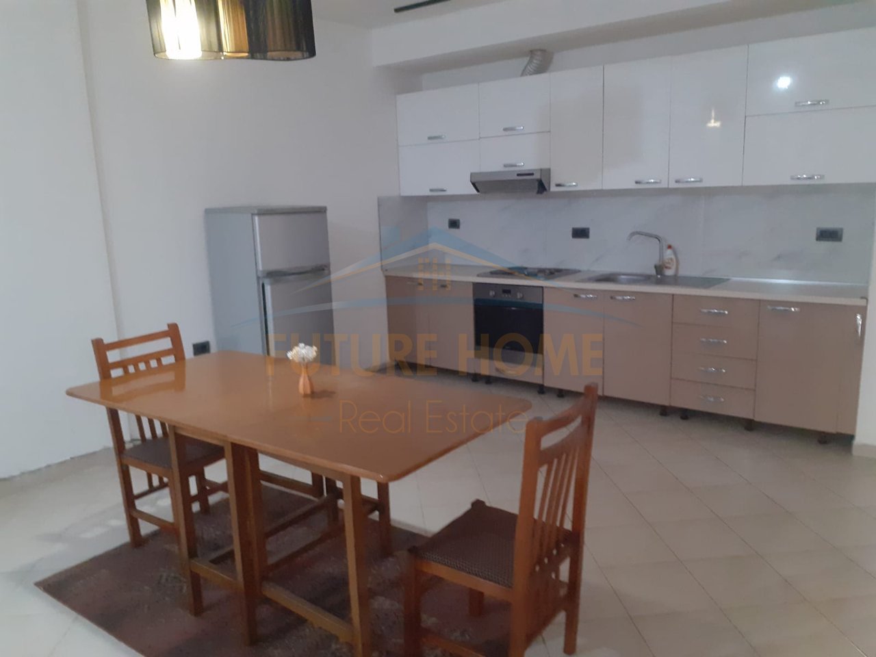 In vendita, appartamento 1+1, via Muhamet Deliu, Tirana.
