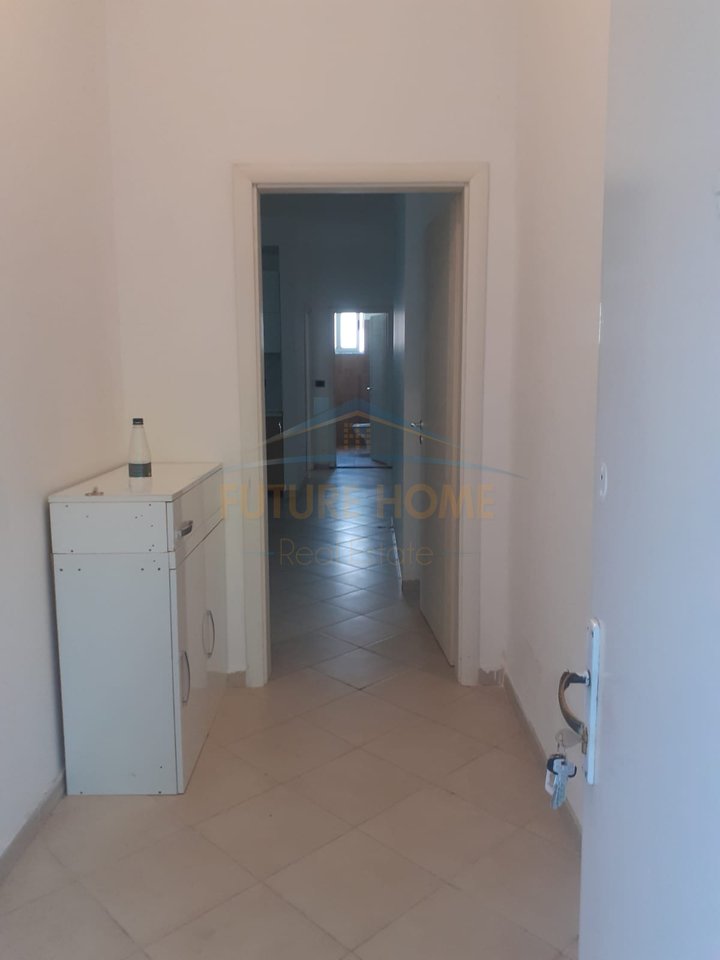In vendita, appartamento 1+1, via Muhamet Deliu, Tirana.