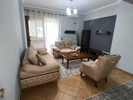 Disponiamo di un appartamento 2+1+2 in affitto a Komuna e Parisit, Tirana.