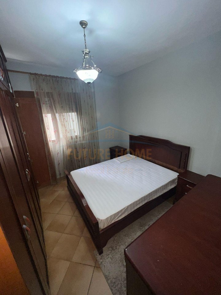 Disponiamo di un appartamento 2+1+2 in affitto a Komuna e Parisit, Tirana.