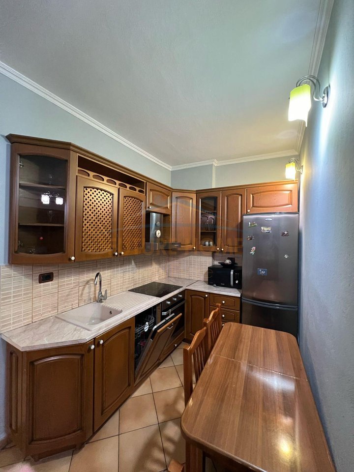 Disponiamo di un appartamento 2+1+2 in affitto a Komuna e Parisit, Tirana.