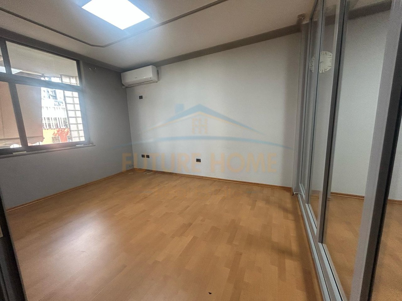 For rent, 2+1+2 Apartment, Zogu i Pare Boulevard, Tirana.