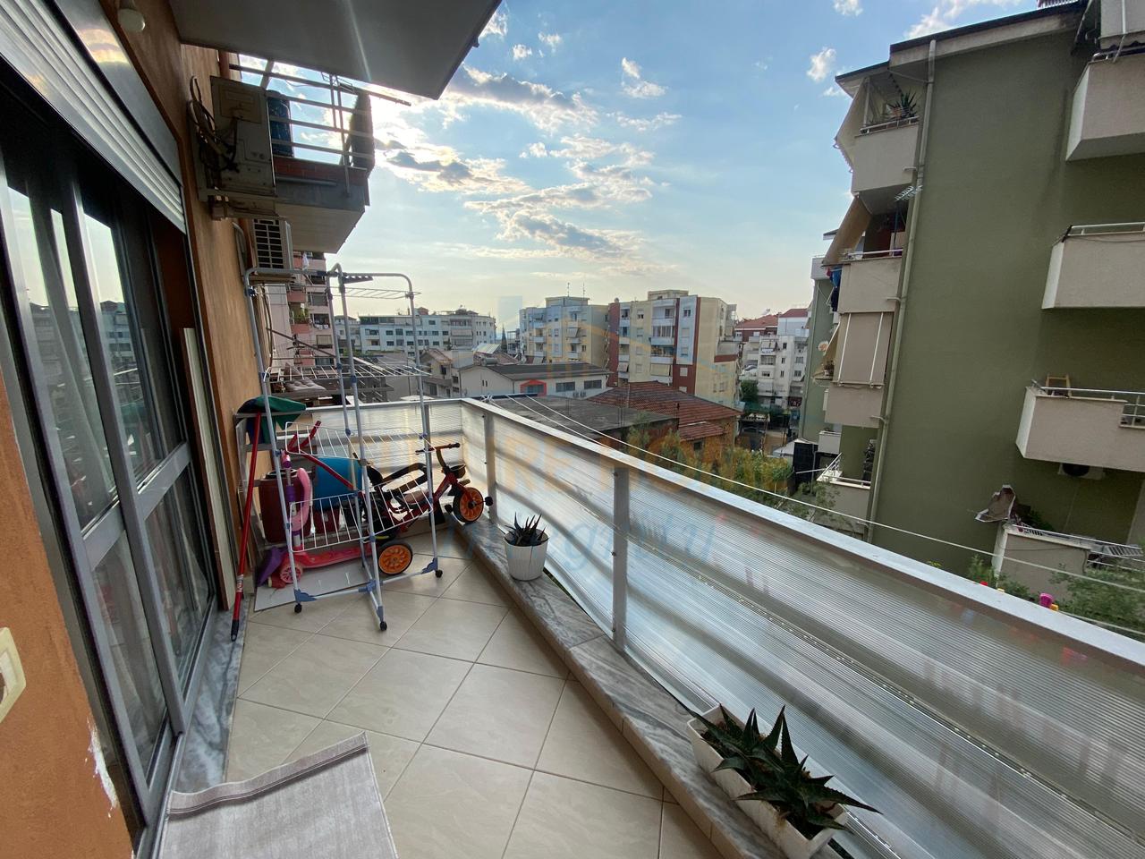 Shitet, Apartament 1+1, Fresku, Tiranë.