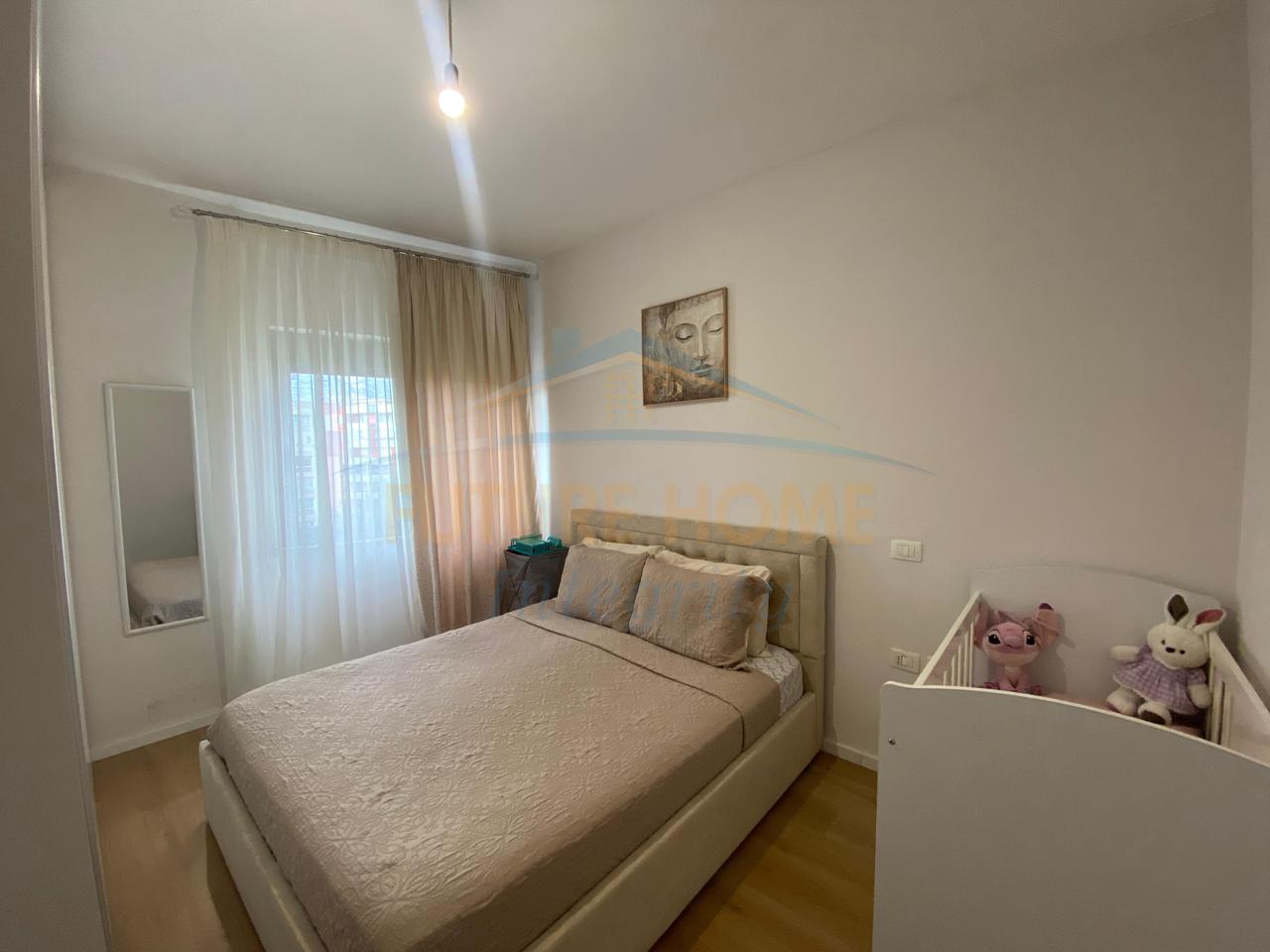 Shitet, Apartament 1+1, Fresku, Tiranë.
