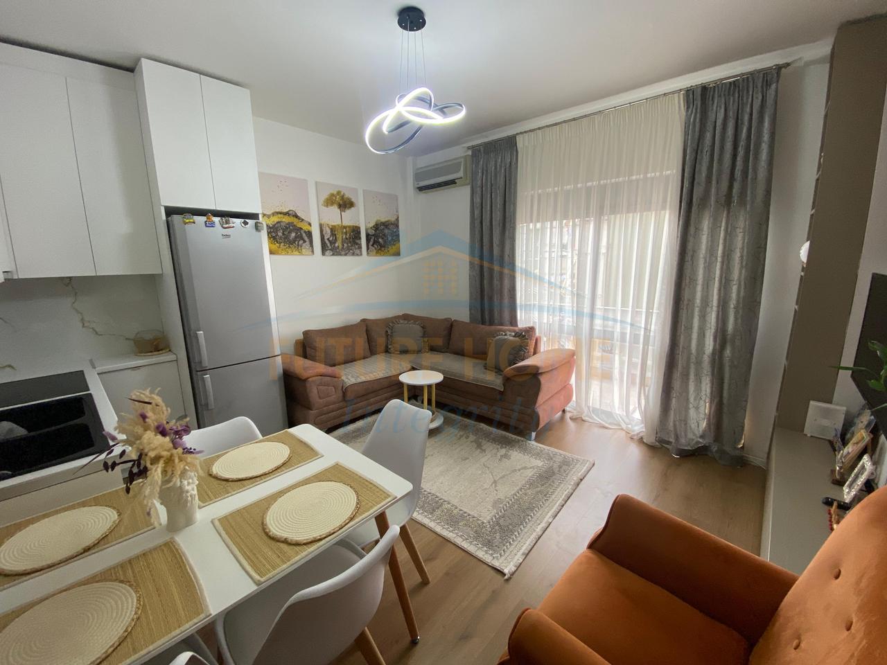 Shitet, Apartament 1+1, Fresku, Tiranë.