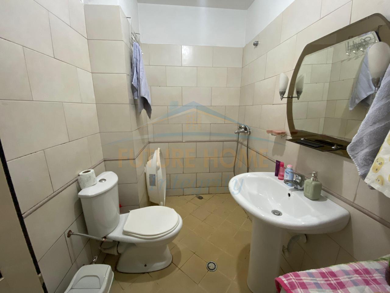 Shitet, Apartament 1+1, Fresku, Tiranë.