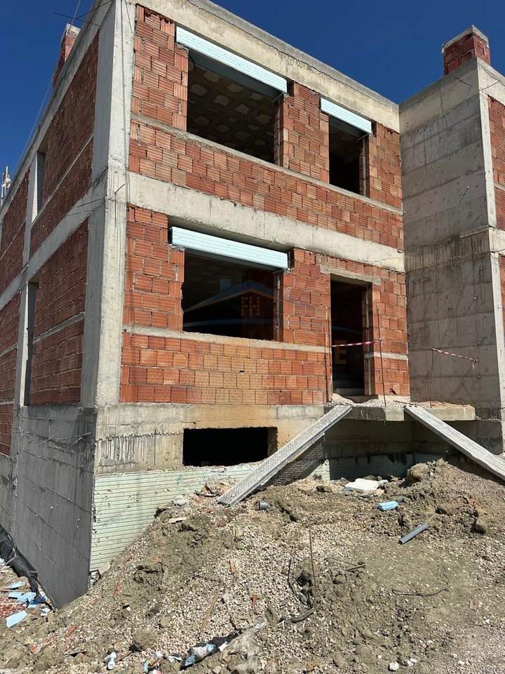 For sale, 3-story villa, Lunder, Farke, Tirana