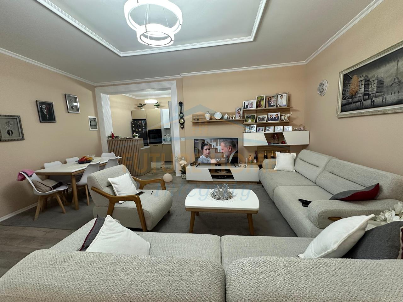 Shitet, Apartament 2+1+2+Verandë, Fresku, Tiranë.