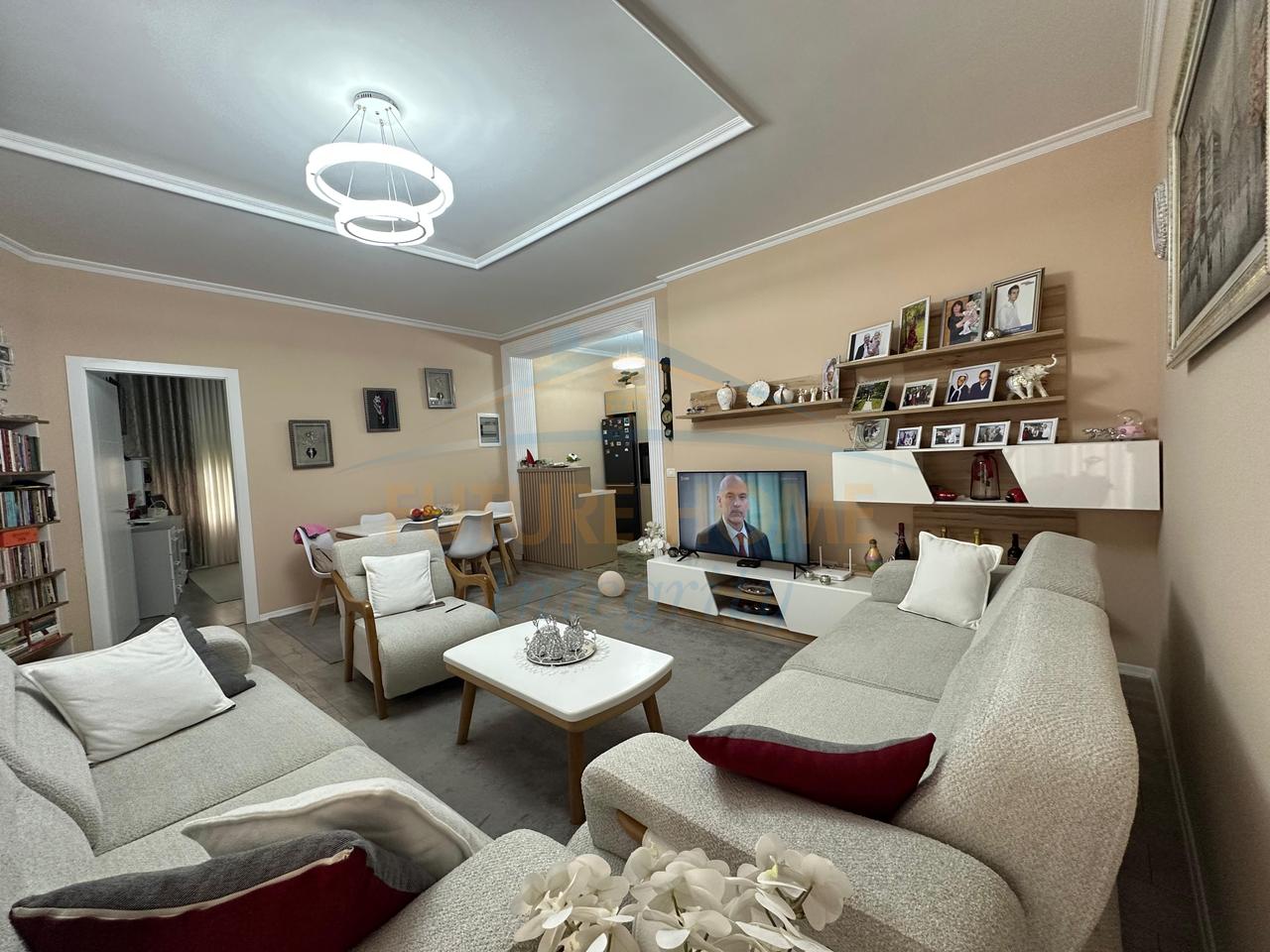 Shitet, Apartament 2+1+2+Verandë, Fresku, Tiranë.