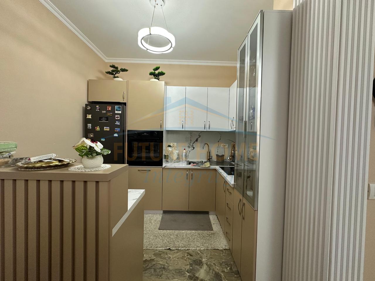 Shitet, Apartament 2+1+2+Verandë, Fresku, Tiranë.