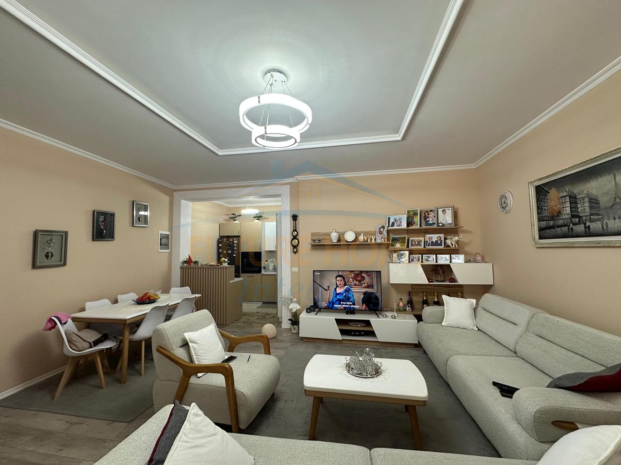 Shitet, Apartament 2+1+2+Verandë, Fresku, Tiranë.