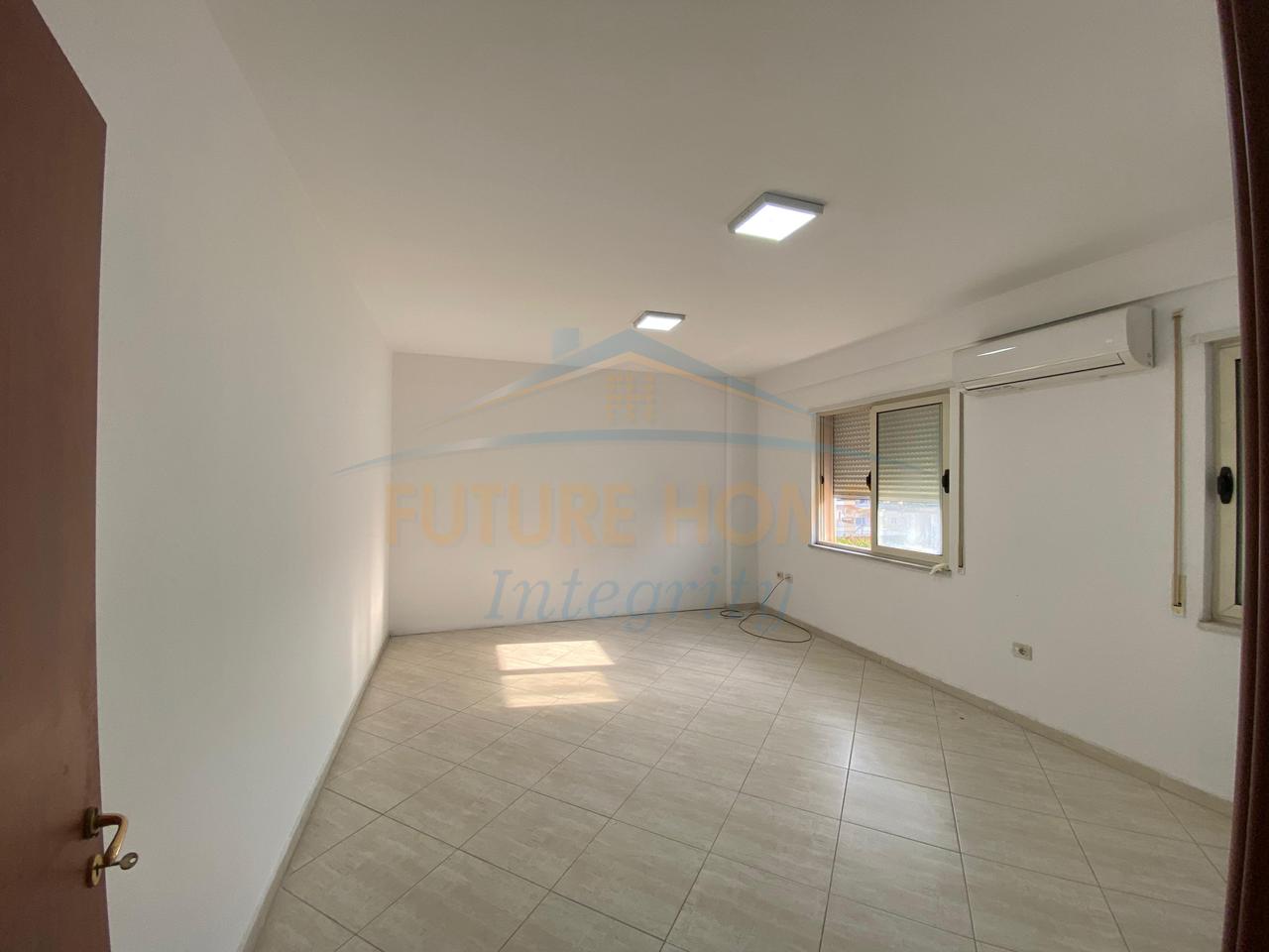 Qera, Apartament 2+1+2 për Zyra, Bulevardi i Ri, Tiranë.