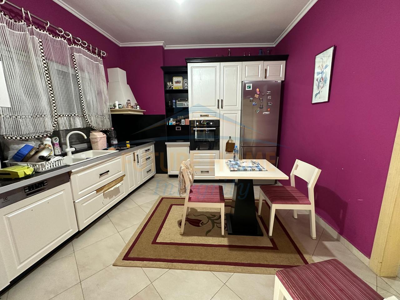 Shitet, Apartament 2+1, Fresku, Tiranë.