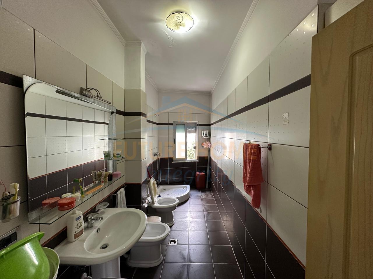 Shitet, Apartament 2+1, Fresku, Tiranë.