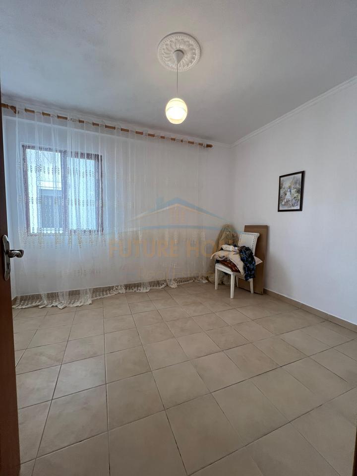 Shitet, Apartament 2+1, Rruga Dajtit, Fresku, Tiranë.