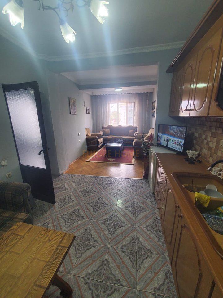 Shitet ,Shtëpi 3 - Katëshe ,Frigoriferi ,Pogradec