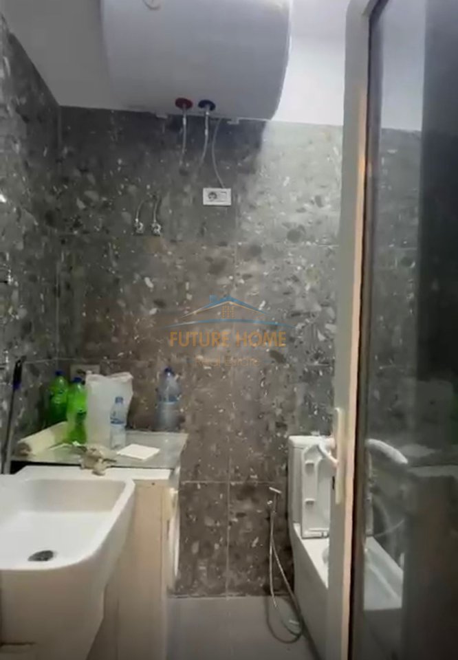 In vendita, appartamento 1+1, via Arkitekt Sinani, Xhamllik, Tirana.