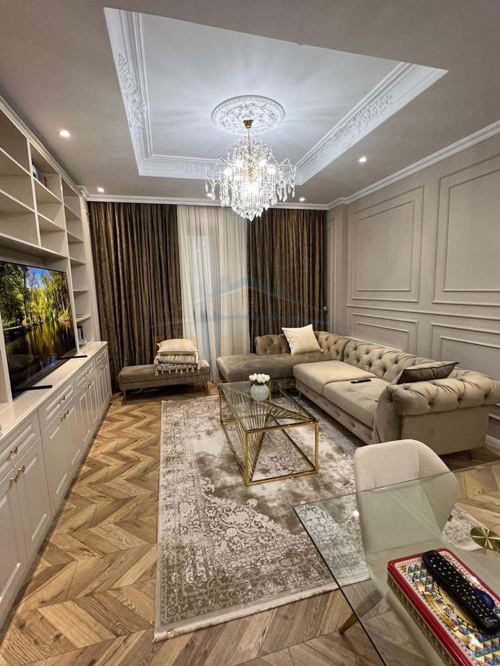 Shitet, Apartament 2+1+Post Parkimi,21 Dhjetori, Tiranë