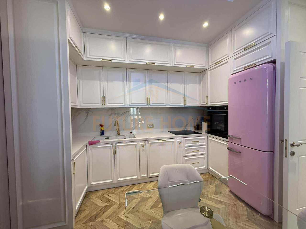 Shitet, Apartament 2+1+Post Parkimi,21 Dhjetori, Tiranë
