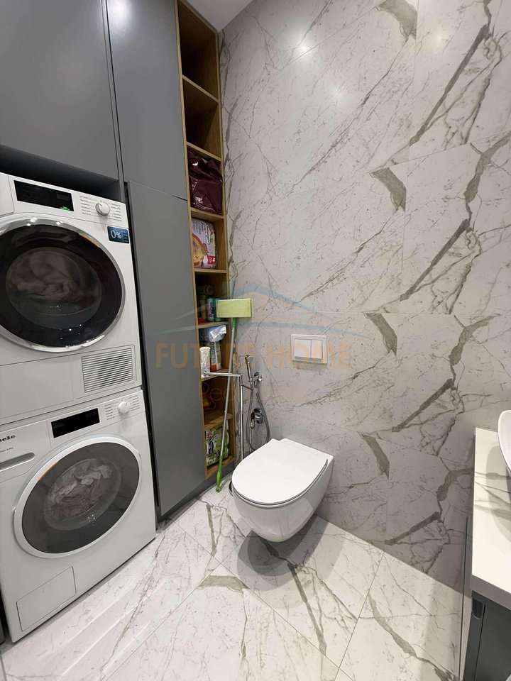 Shitet, Apartament 2+1+Post Parkimi,21 Dhjetori, Tiranë