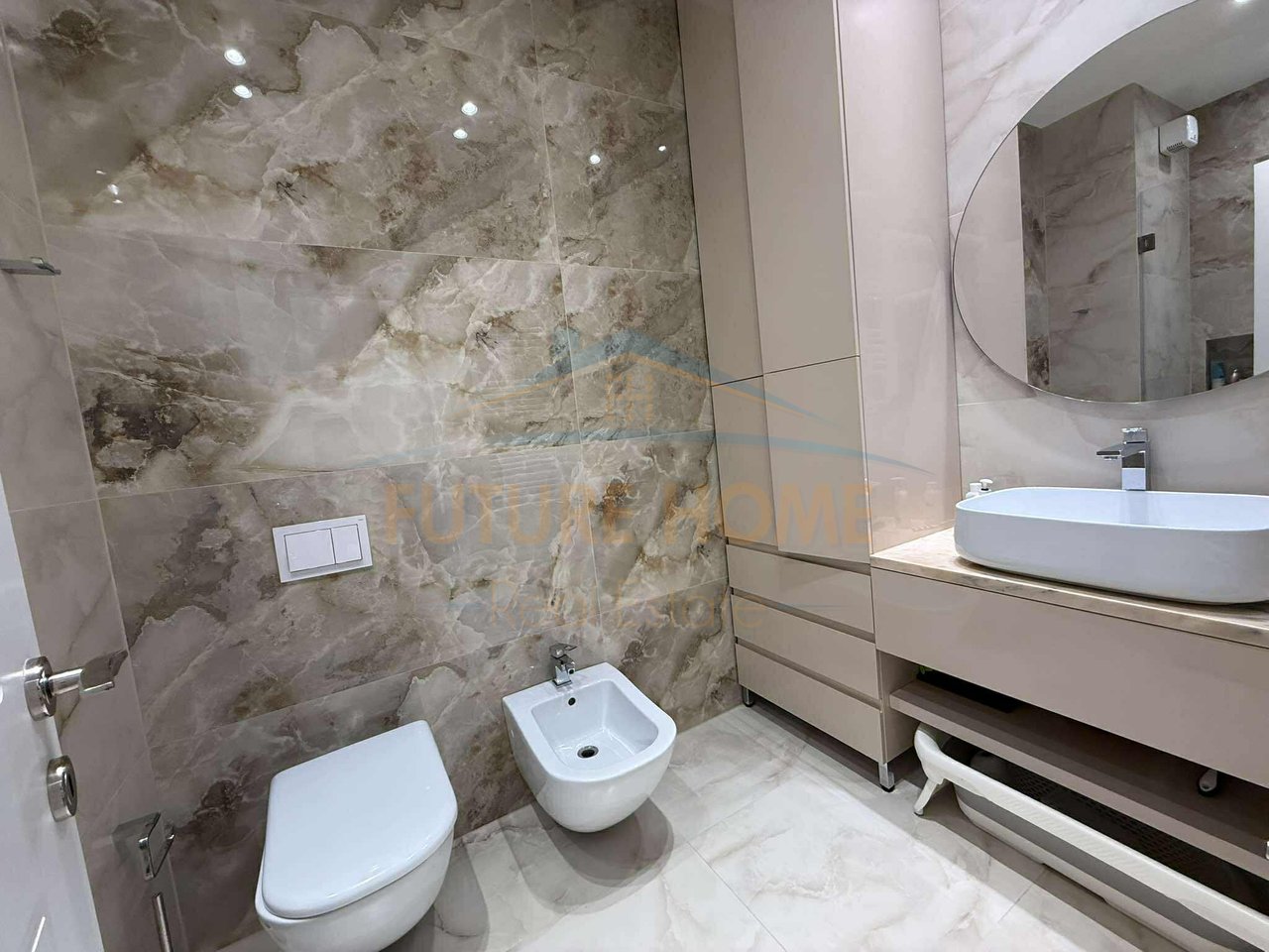 Shitet, Apartament 2+1+Post Parkimi,21 Dhjetori, Tiranë