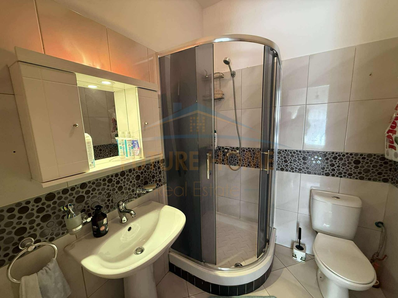 For rent, 2+1 apartment with parking space, Unaza e Re, Tirana.